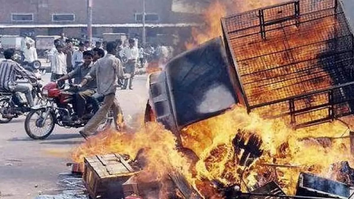 Vehicles burning during 2002 riots in Gujarat