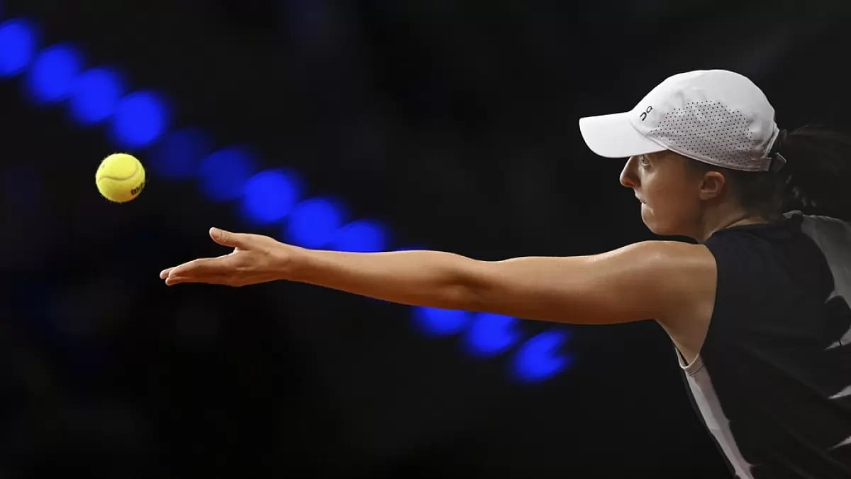 Swiatek gets ready to serve against Jabeur in Stuttgart on Saturday.