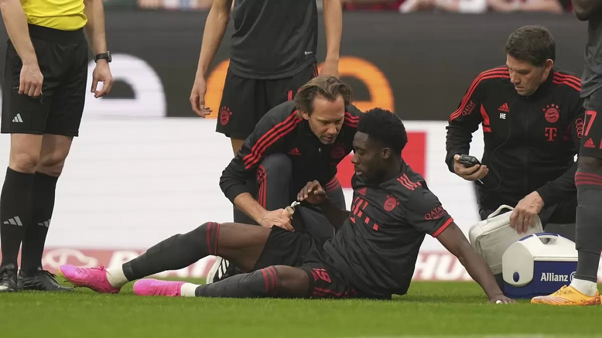 Davies is examined by the medical staff during Bayern's match versus Mainz on Saturday.