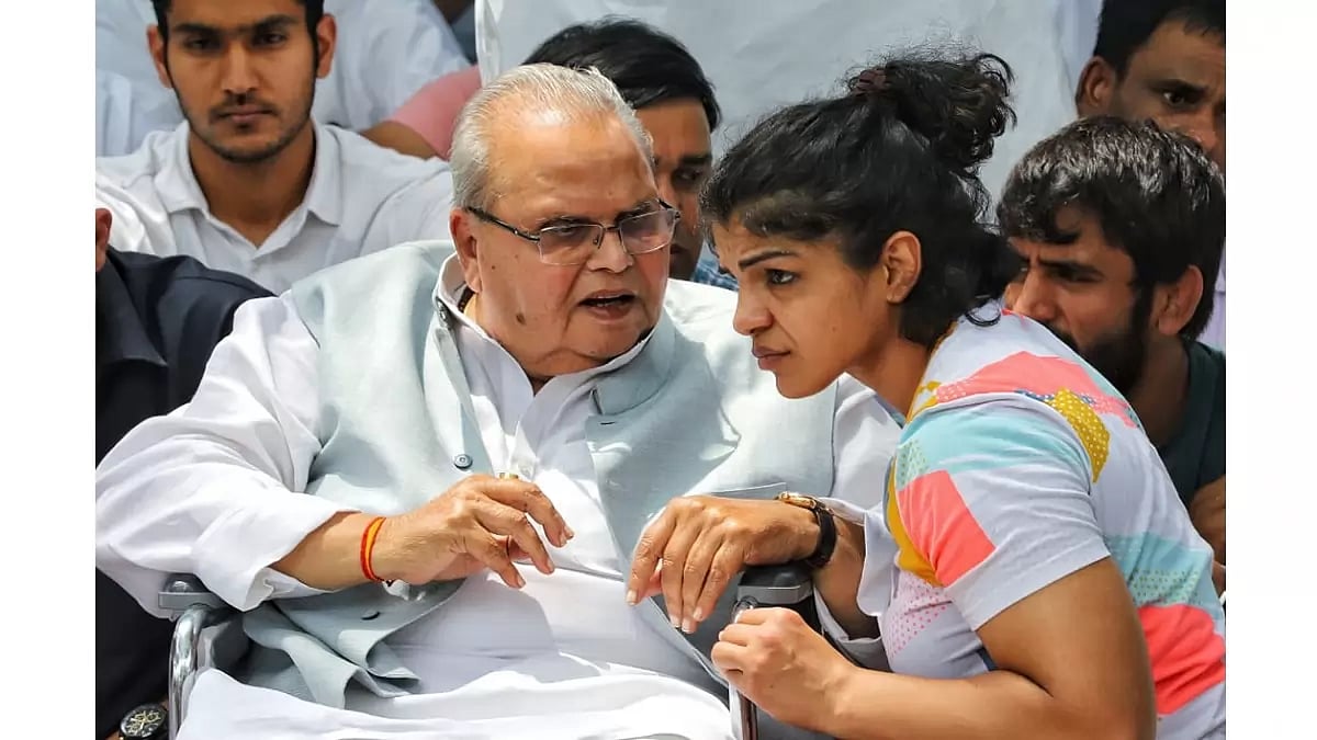 Satya Pal Malik interacts with Sakshi Malik in Jantar Mantar, New Delhi.
