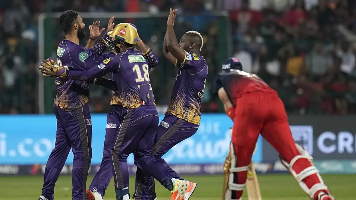 Chakravarthy, left, celebrates the wicket of Glenn Maxwell with his team-mates on Wednesday.