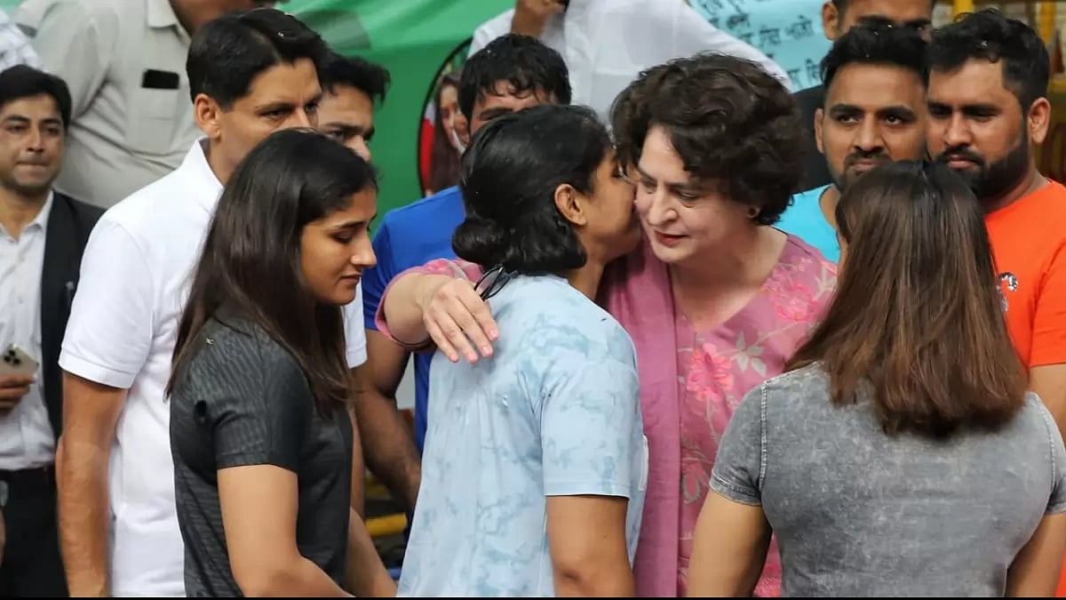 Priyanka Gandhi meets women wrestlers in Jantar Mantar