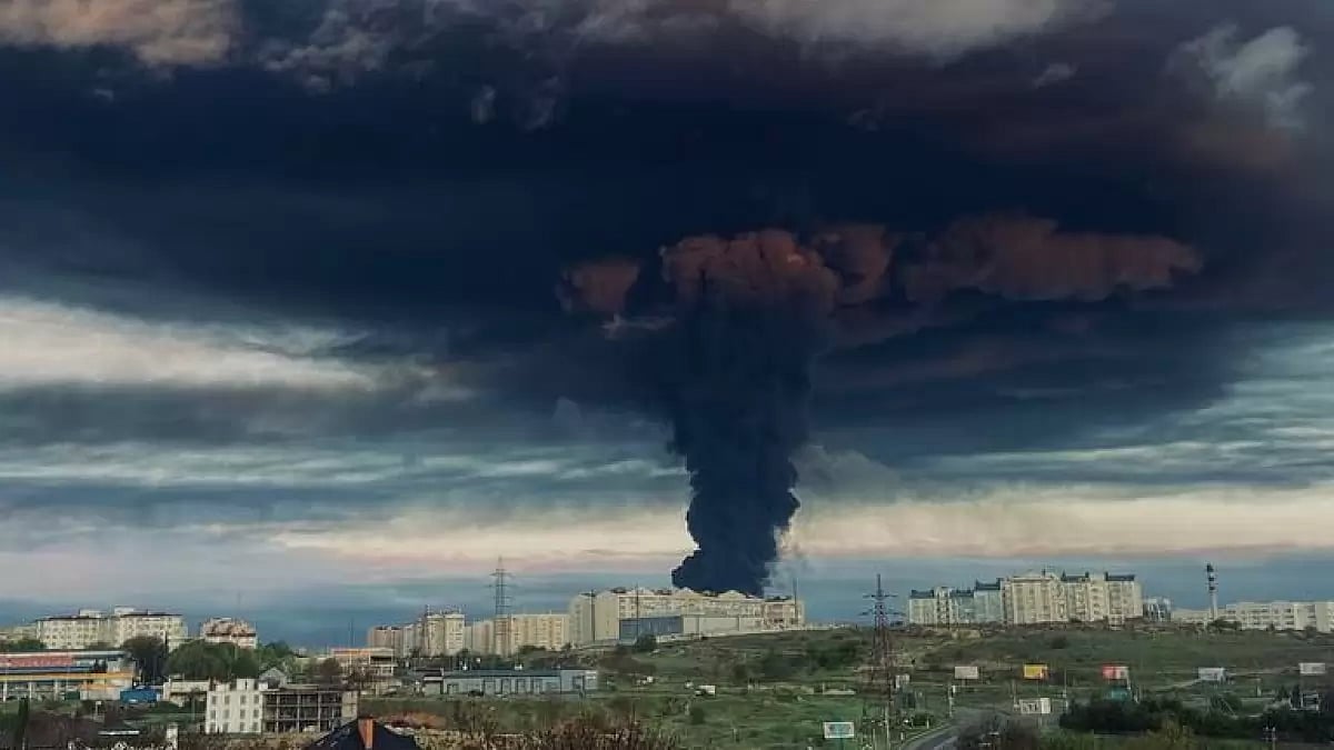 Massive fire erupted at an oil reservoir in Crimea