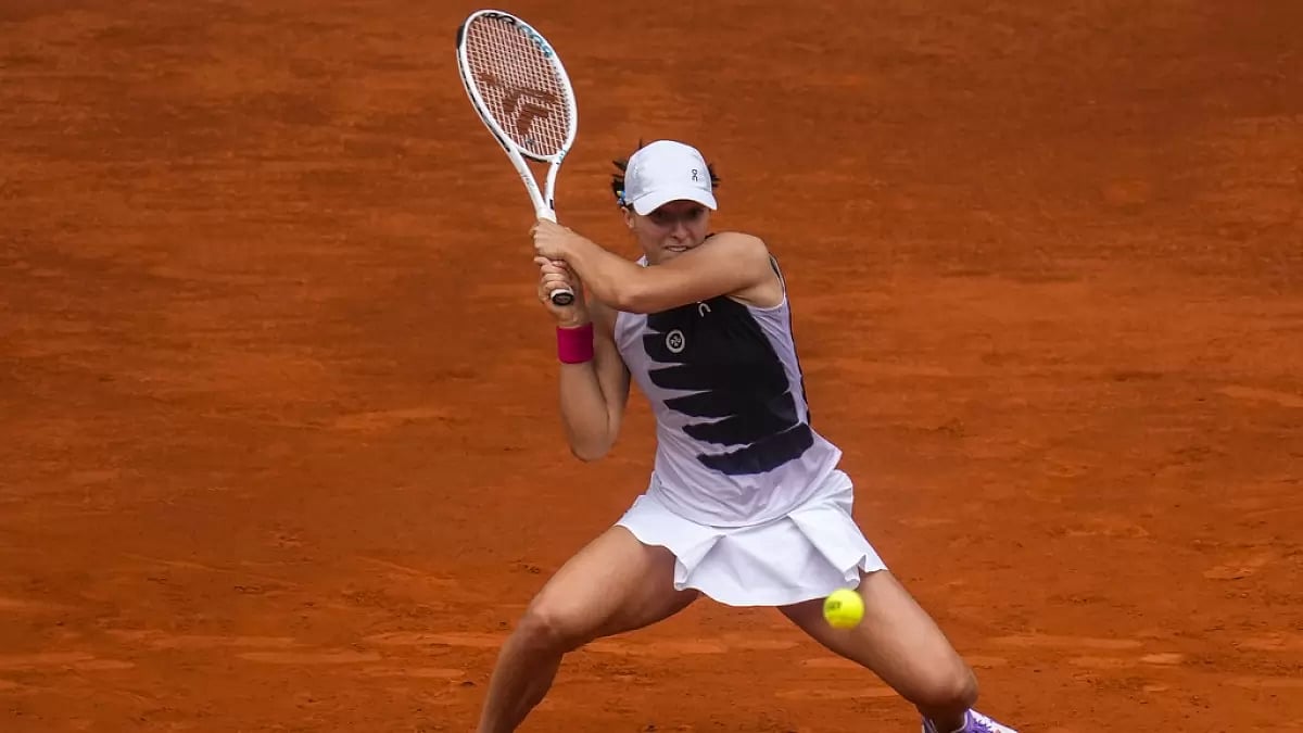Swiatek returns a backhand against Bernarda Pera in Madrid on Sunday.