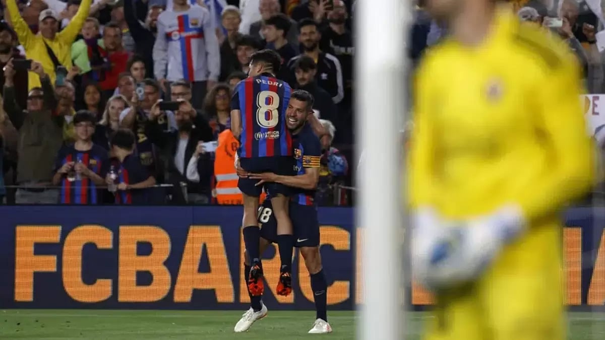 Jordi Alba, second left, celebrates after scoring his side's opening goal vs Osasuna.