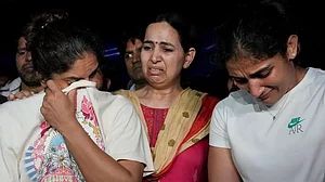 Delhi Vinesh and Sakshi claimed they were abused and pushed by male police officers, leaving them in tears.Clash With Protesting Wrestlers