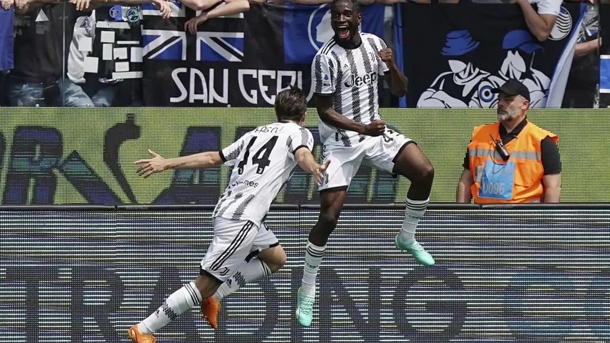 Juventus' Samuel Iling-Junior (R) celebrates scoring against Atalanta.