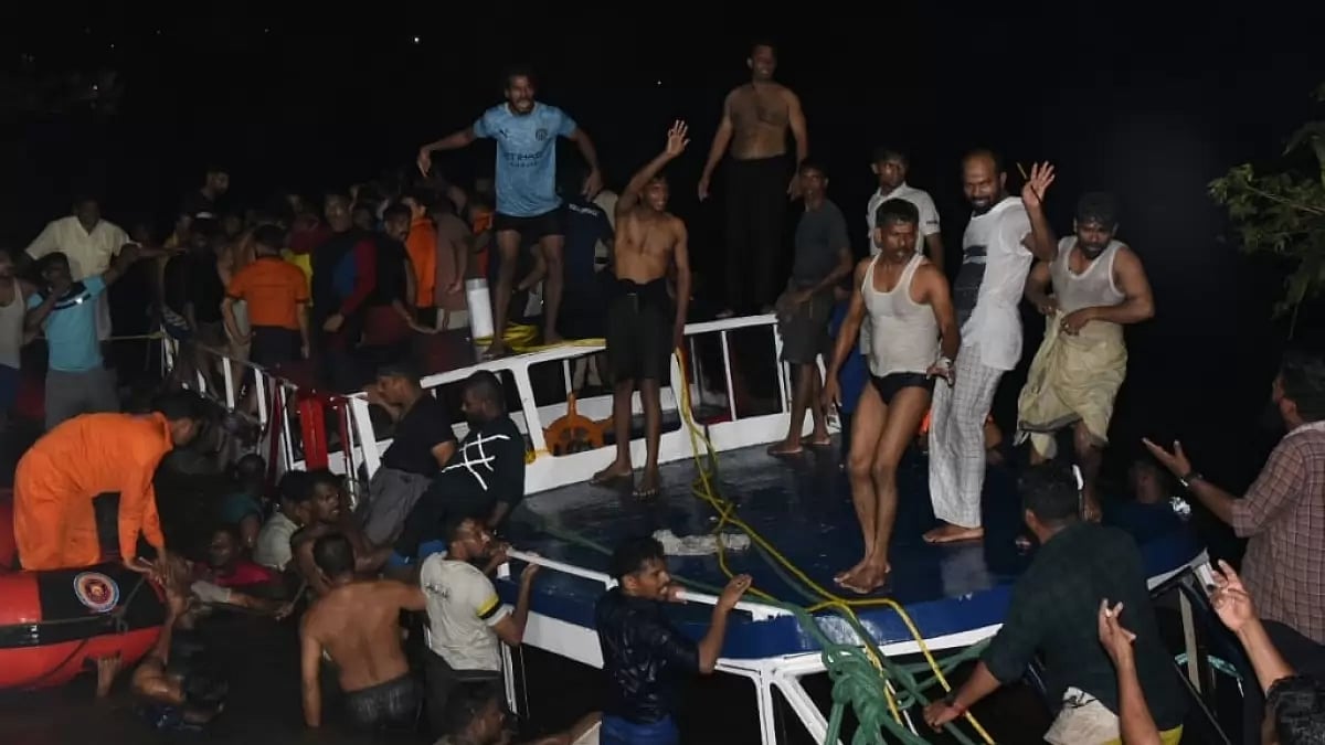 Kerala houseboat overturns