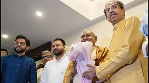 Nitish Kumar meets Uddhav Thackeray