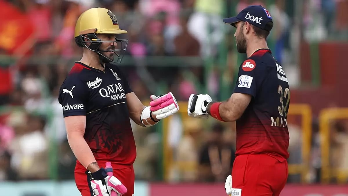 Maxwell, right, congratulates du Plessis after reaching fifty in Jaipur on Sunday.