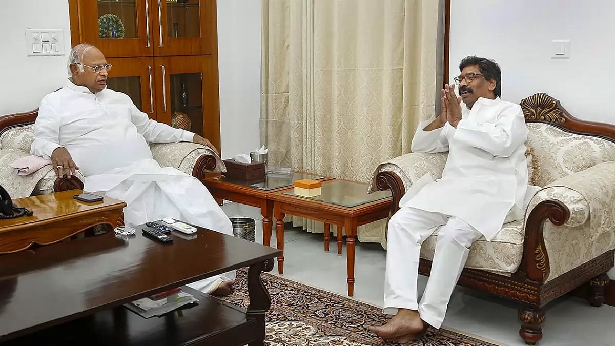Hemant Soren meets Mallikarjun Kharge