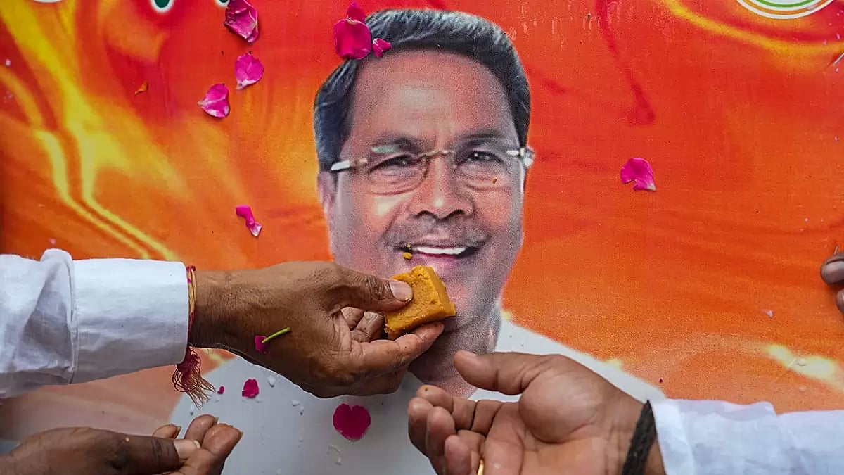 Supporters outside Siddaramaiah residence