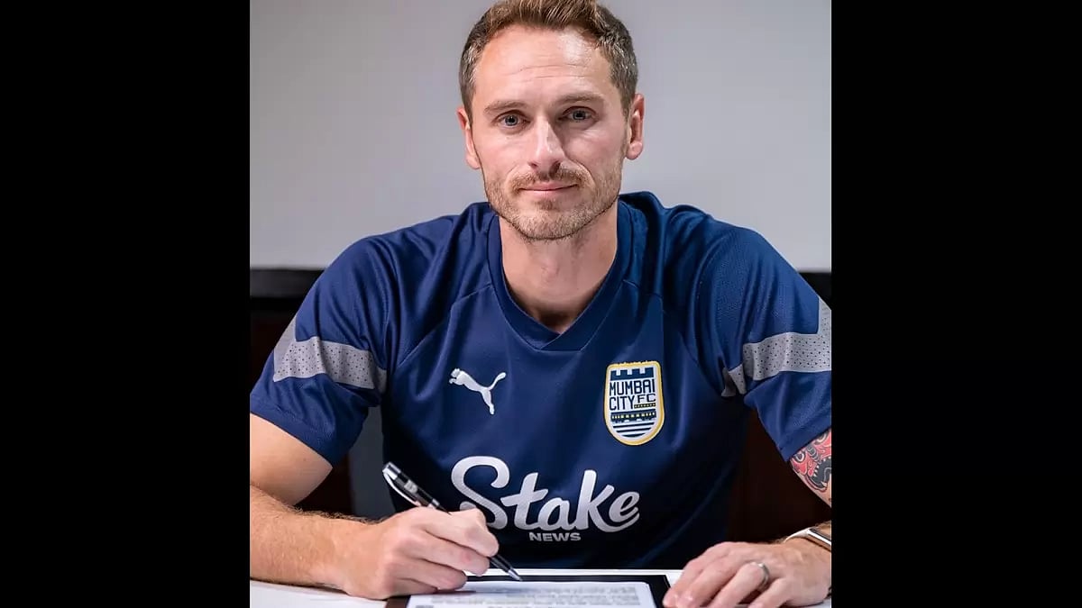 The contract will keep the Australian centre back at the club until the end of the 2023-24 season.