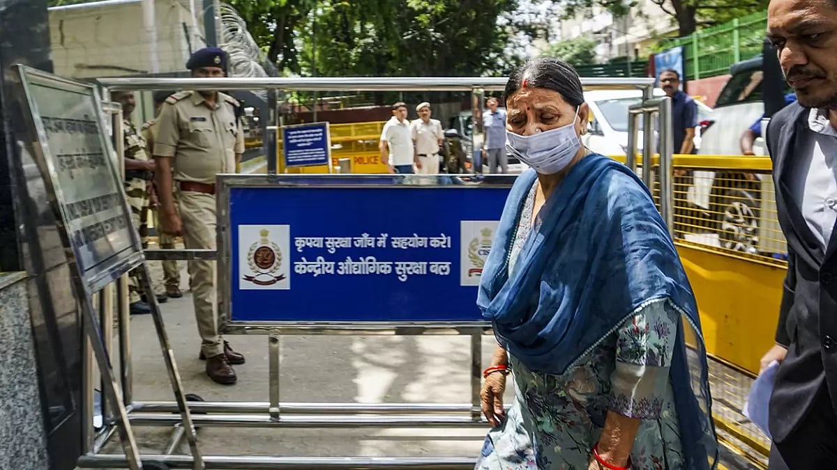 Rabri Devi at ED office in Delhi