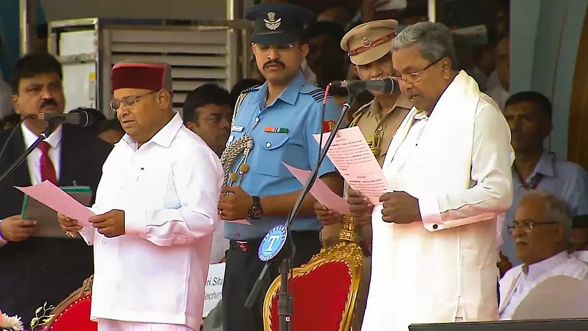 Karnataka Governor Thaawarchand Gehlot administers the oath of office to CM Siddaramaiah in Bengalur