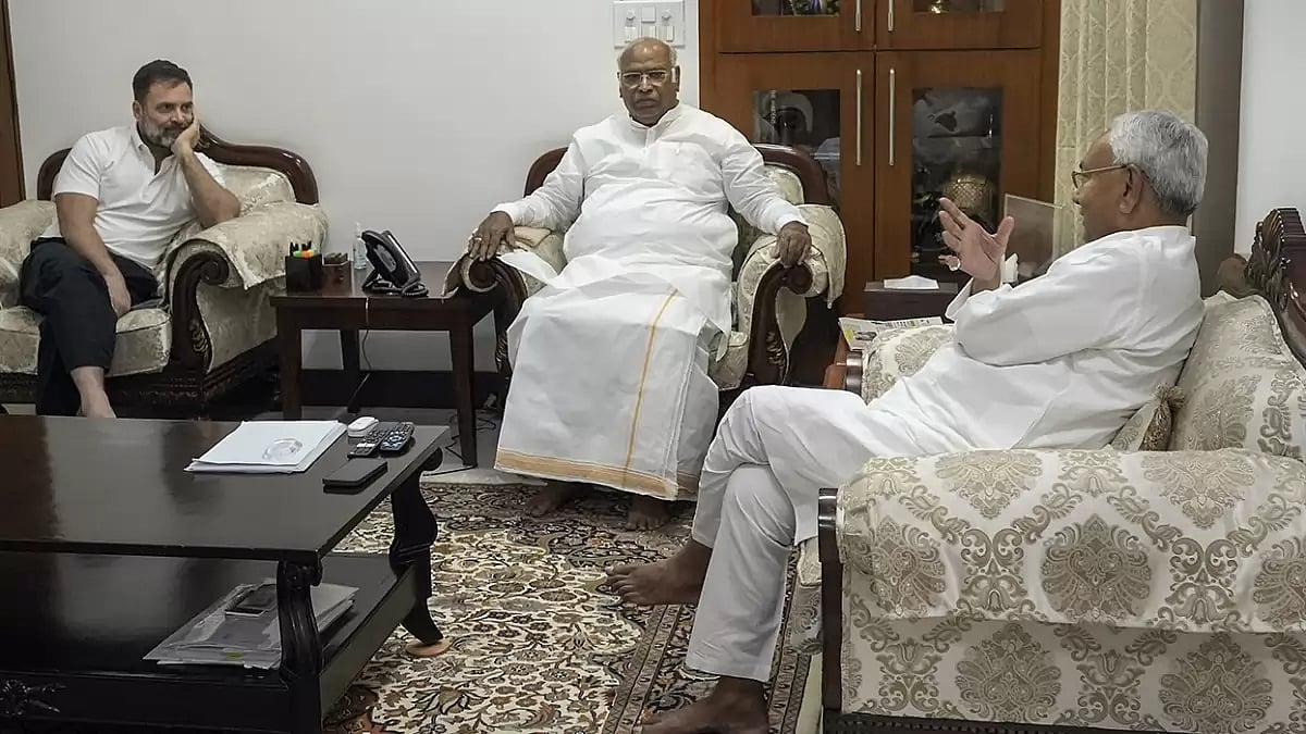 Nitish Kumar meets Mallikarjun Kharge