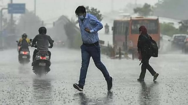 Delhi Weather: Heavy Rain With Gusty Winds Lash Capital City; Flight Operations Impacted