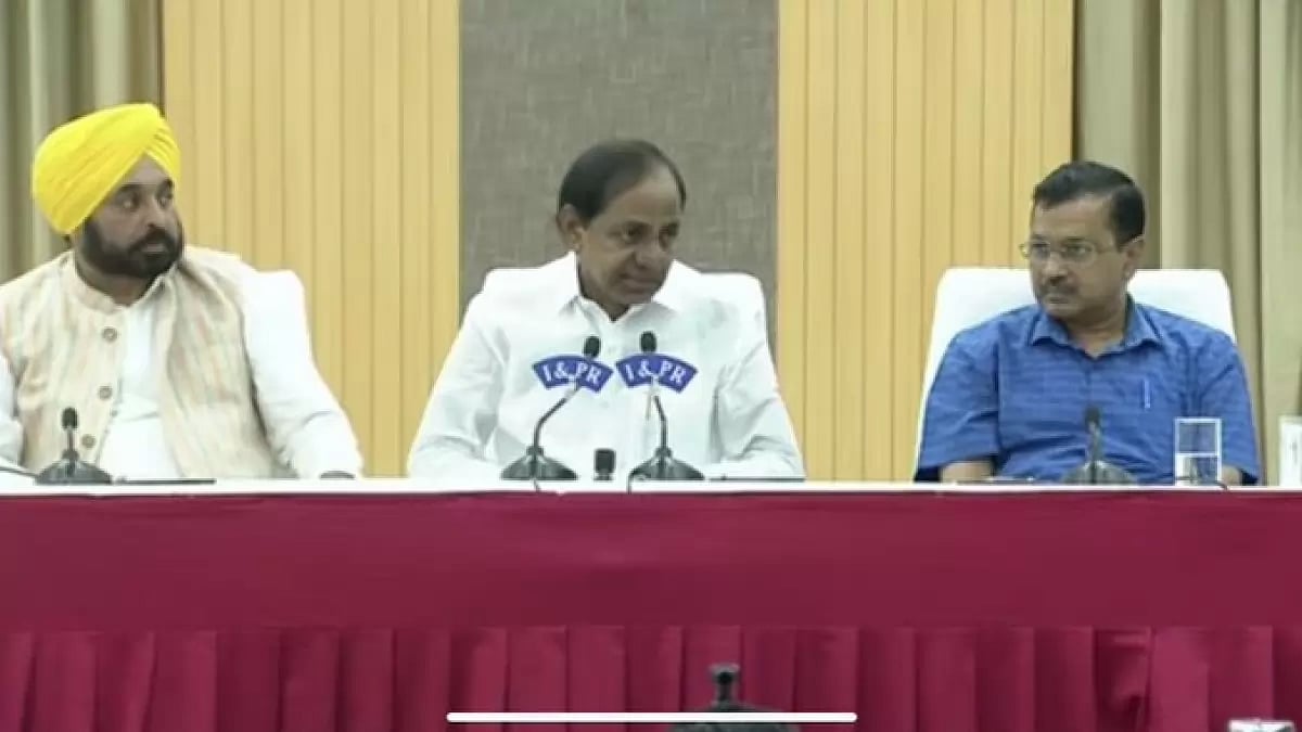 Arvind Kejriwal meets K Chandrasekhar Rao