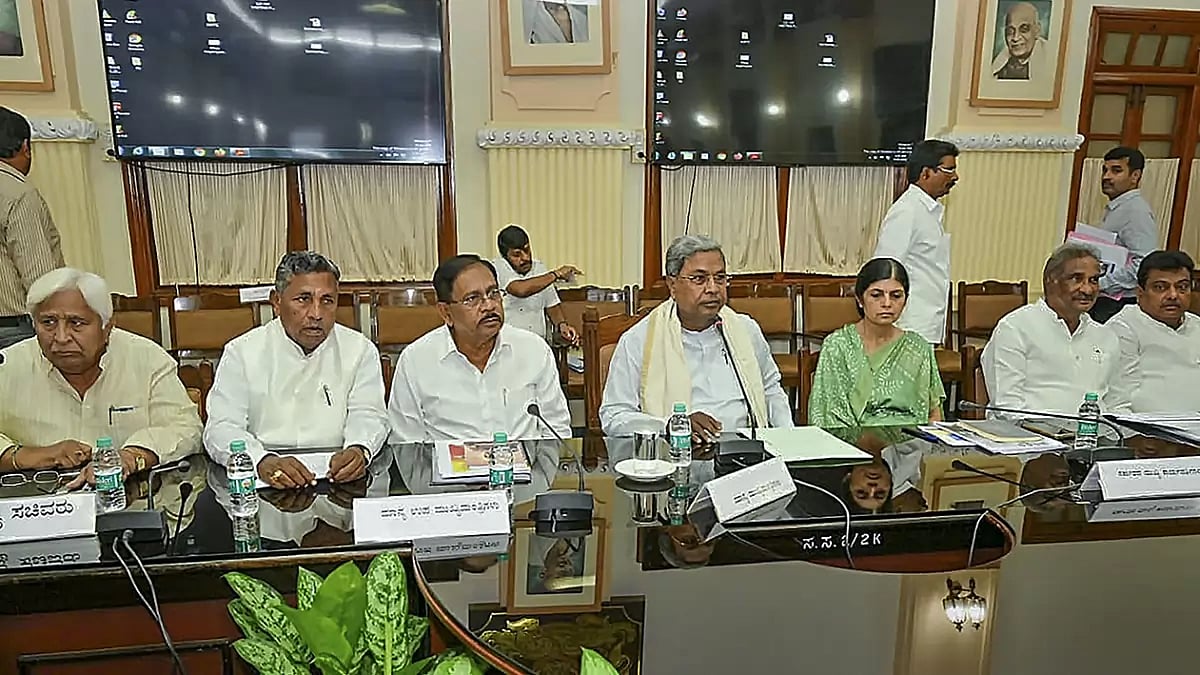 Siddaramaiah holds Karnataka govt. meeting