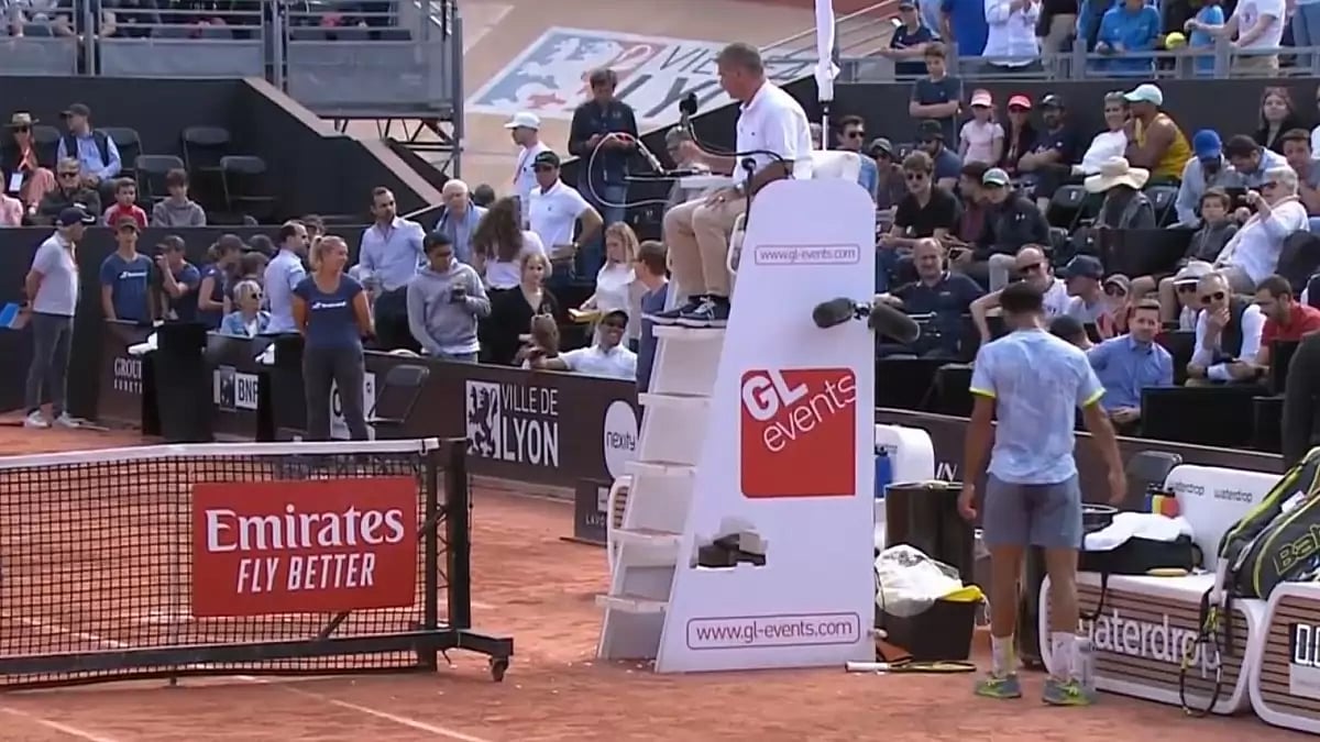 Ymer was upset that the umpire would not check a ball mark after a shot by Fils landed near a line.