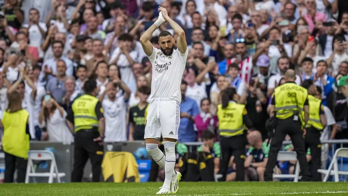 Benzema acknowledges the supporters after his last match for Madrid on Sunday.