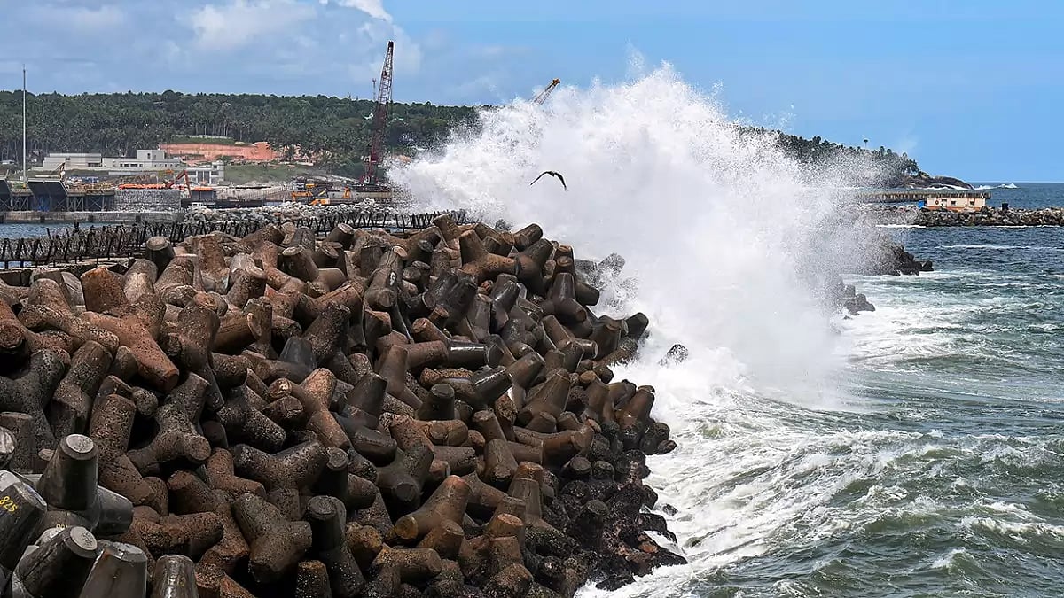 Cyclone Biparjoy: High sea waves at Vizhinjam