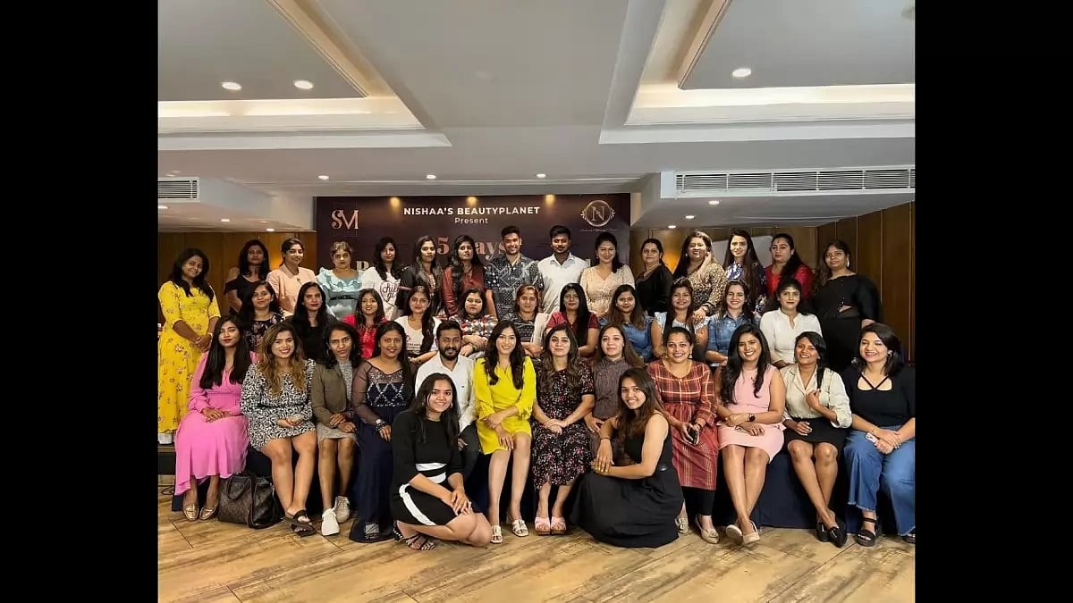 International MUA Simmy Makwana 