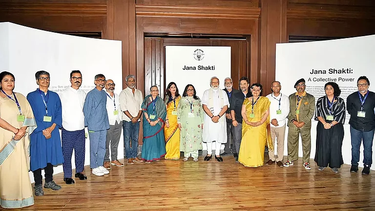 The Art and the Artists: PM Modi poses with the 13 artists involved in ‘Jan Shakti‘ - null