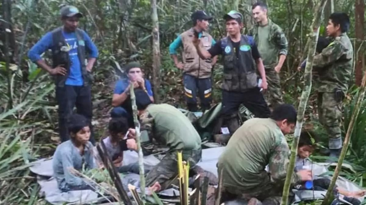 Soldiers and indigenous people with the four missing brothers in the jungles