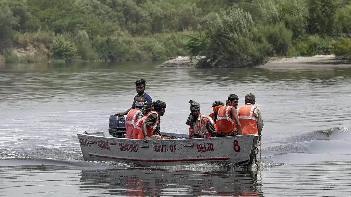 Workers clean River Yamuna
