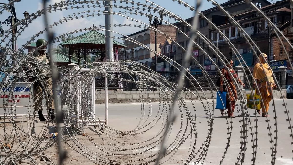 Naseer Ganai reviews Sandeep Bamzai's book ‘Gilded Cage: Years That Made And Unmade Kashmir’.Naseer Ganai review's Sandeep Bamzai's book ‘Gilded Cage: Years That Made And Unmade Kashmir’.