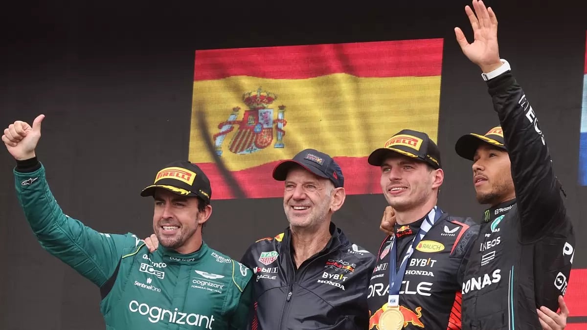 Max Verstappen on the podium with Fernando Alonso (FL) and Lewis Hamilton (FR).