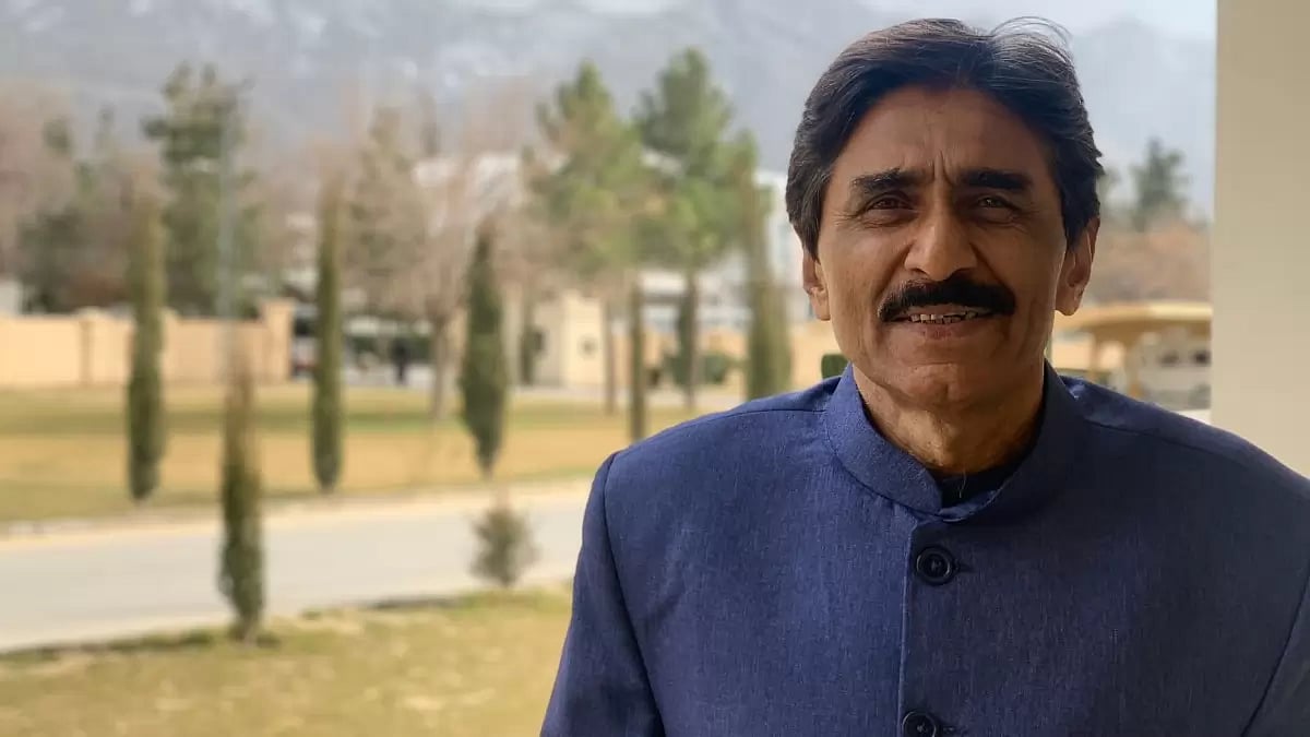 Javed Miandad feels sports not be mixed with politics.
