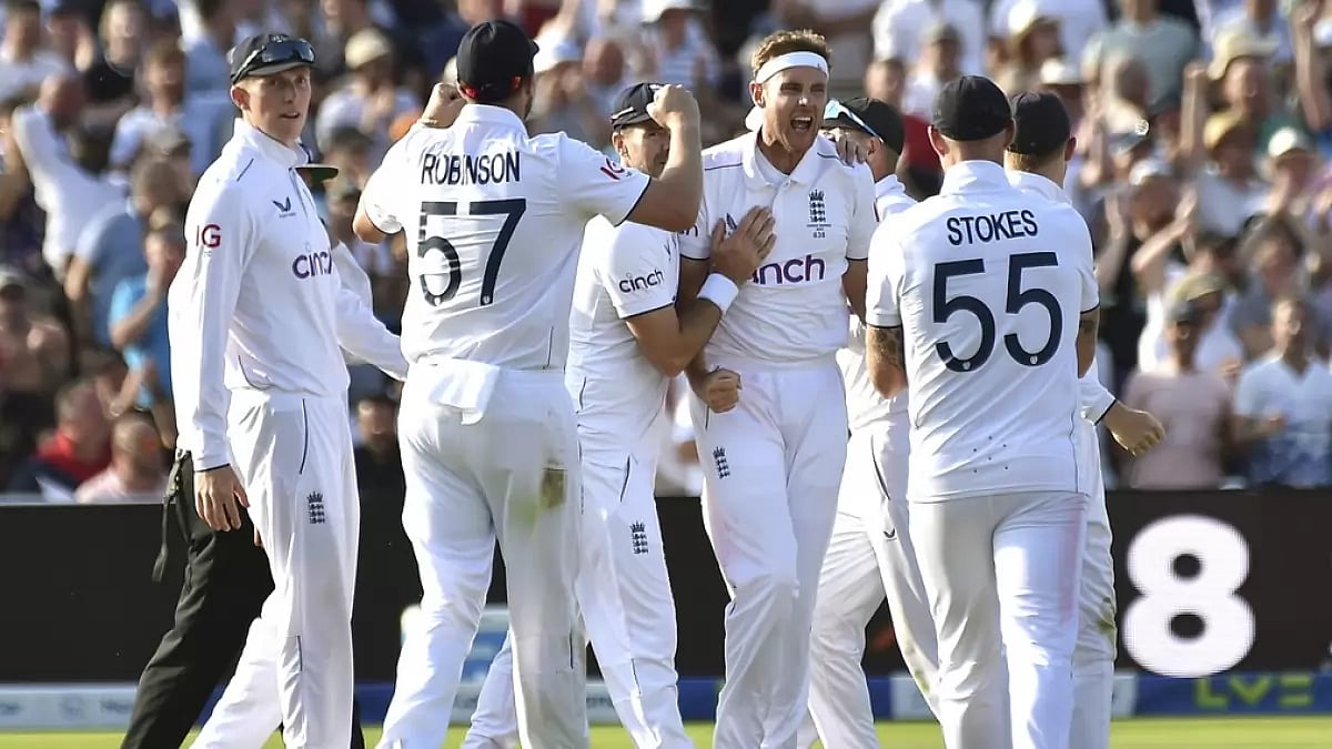 Broad celebrates the wicket of Steve Smith with his team-mates on Monday.