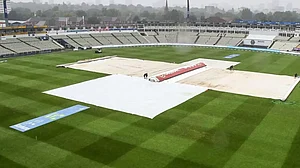 The final day of the 1st Ashes Test has been delayed due to rains.