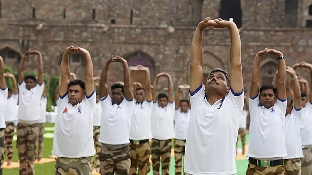 Indian Army Forms 'Bharatmala', Conducts Yoga Sessions Alongside Country's Borders