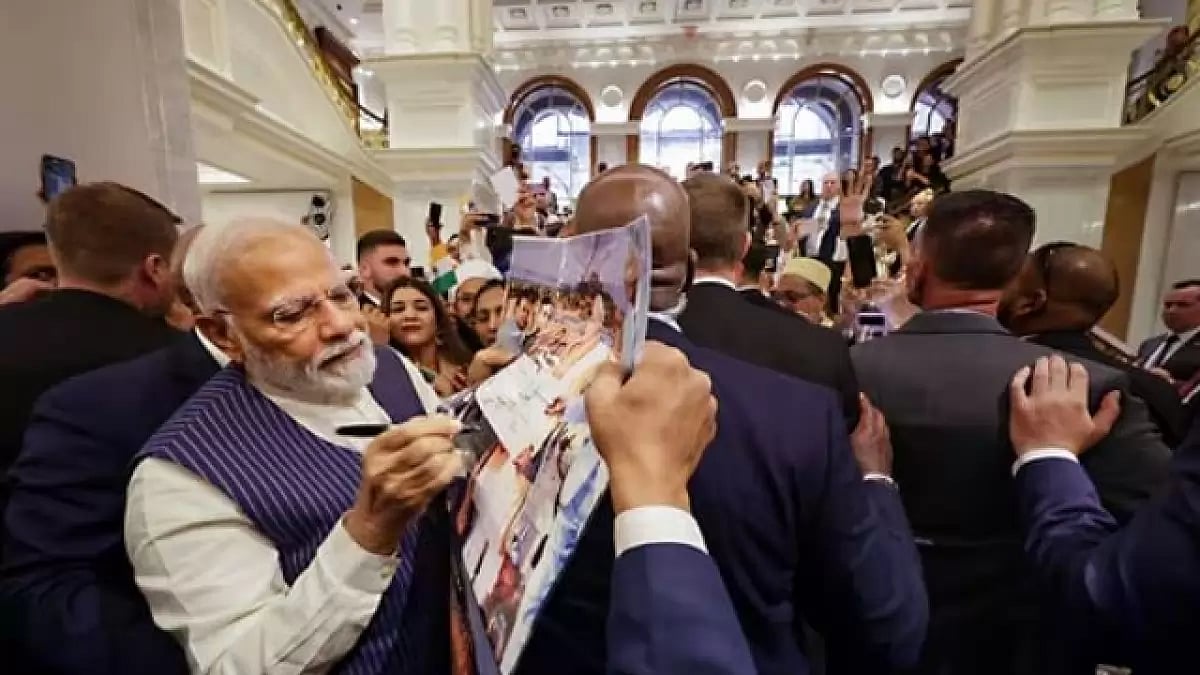PM Modi welcomed at the Lotte New York Palace Hotel on Tuesday.
