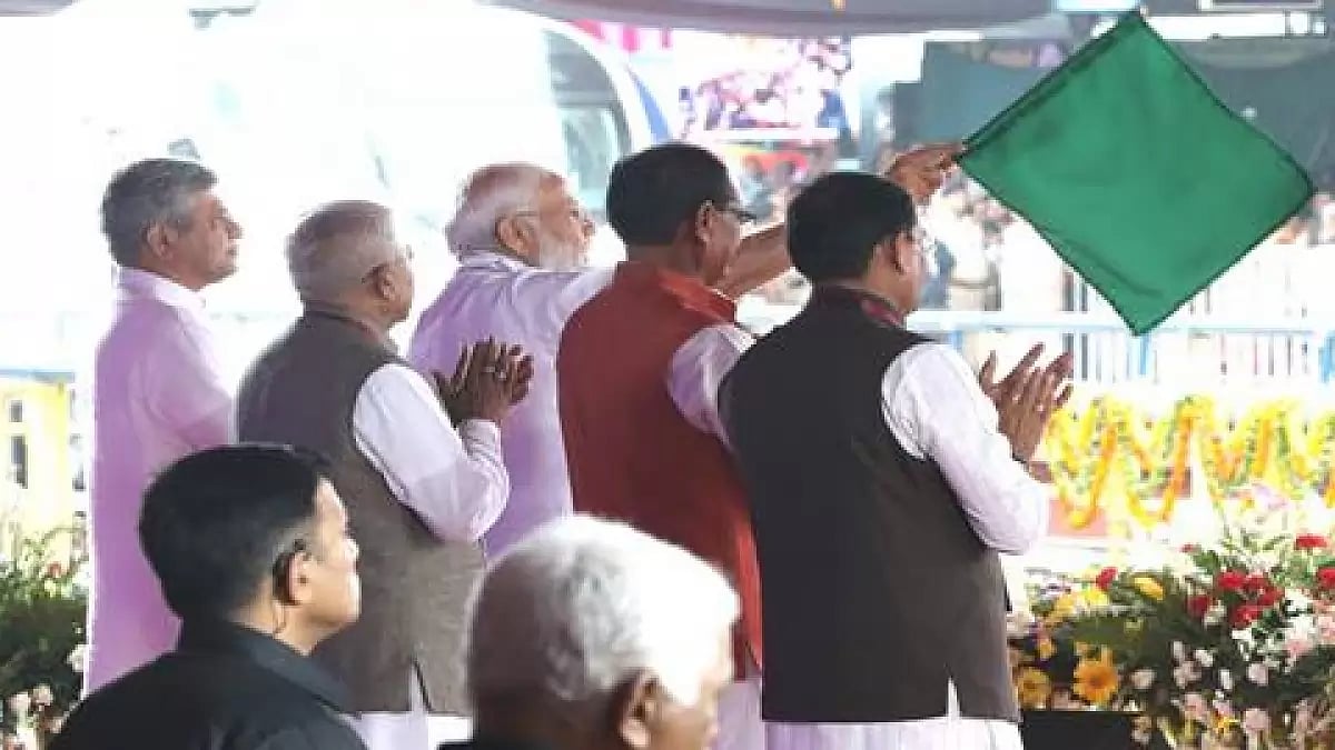 PM Narendra Modi flags off 5 Vande Bharat trains from Rani Kamalapati Station