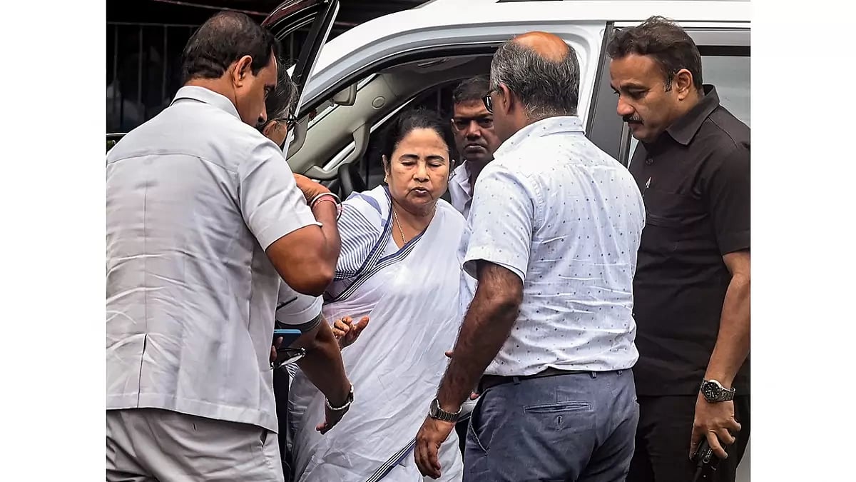 Mamata Banerjee injured on her way to Kolkata