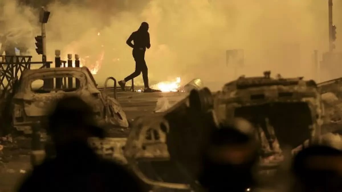 Visual of violence and urban rioting in France over killing of a teenager