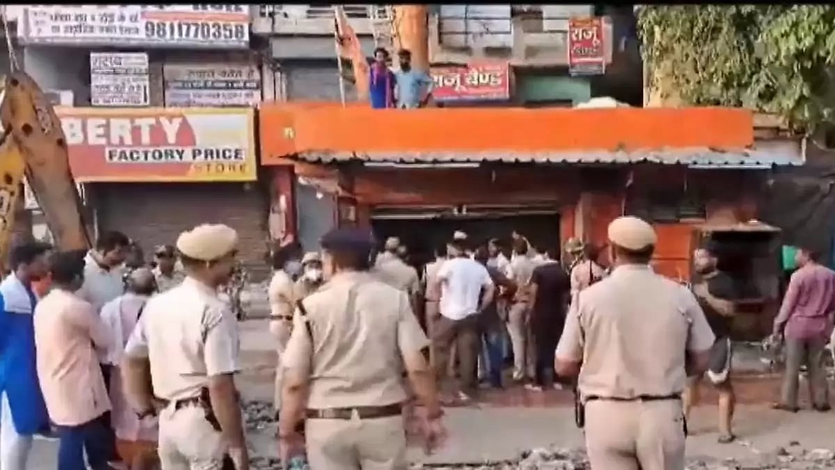 Delhi mazar and temple demolished