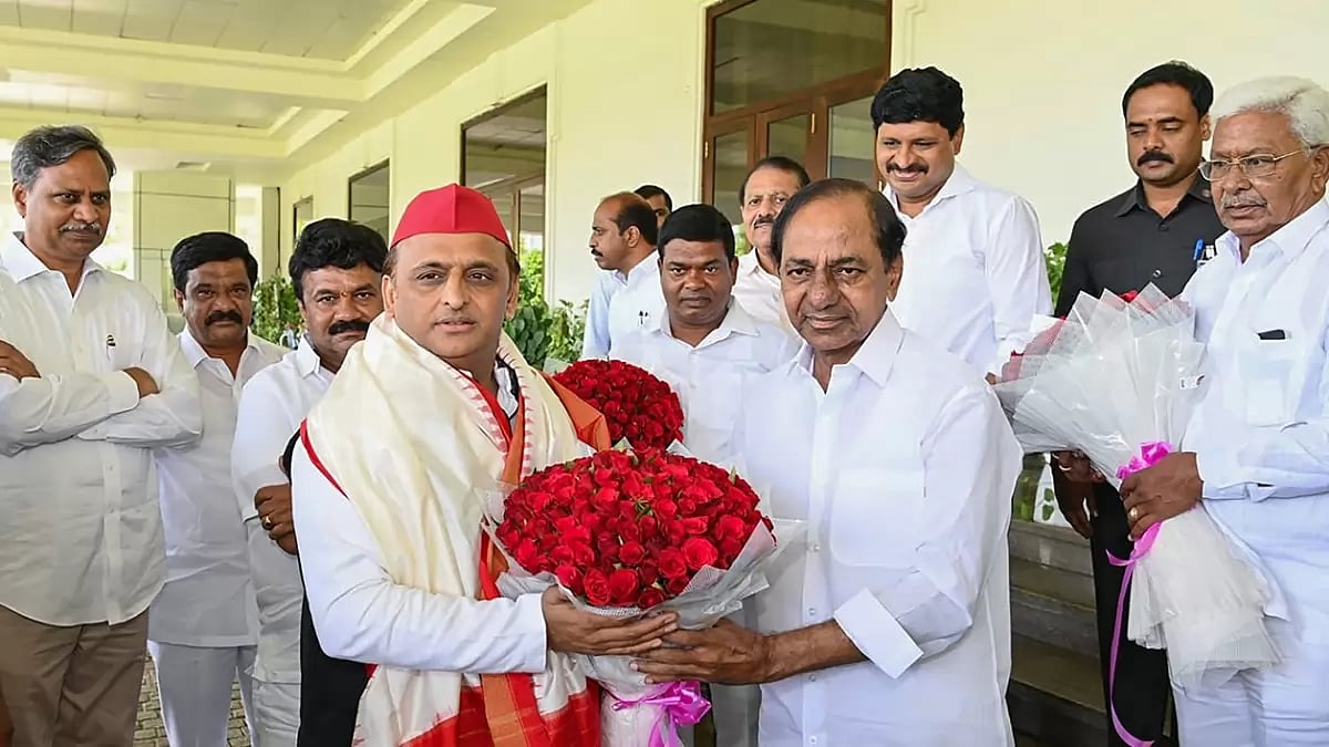 SP Chief Akhilesh Yadav Meets KCR In Hyderabad