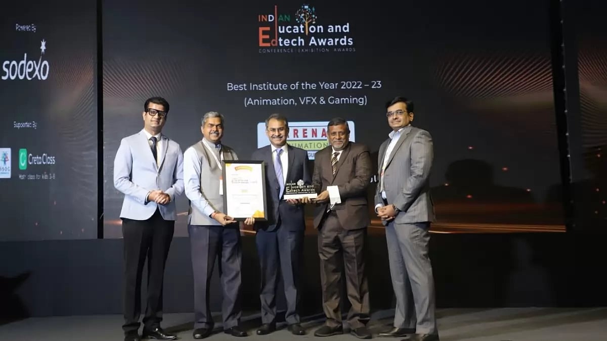 Mr Nitesh From ARENA Centre receives Best Institute For Animation, VFX & Gaming In Gurgaon- Award 