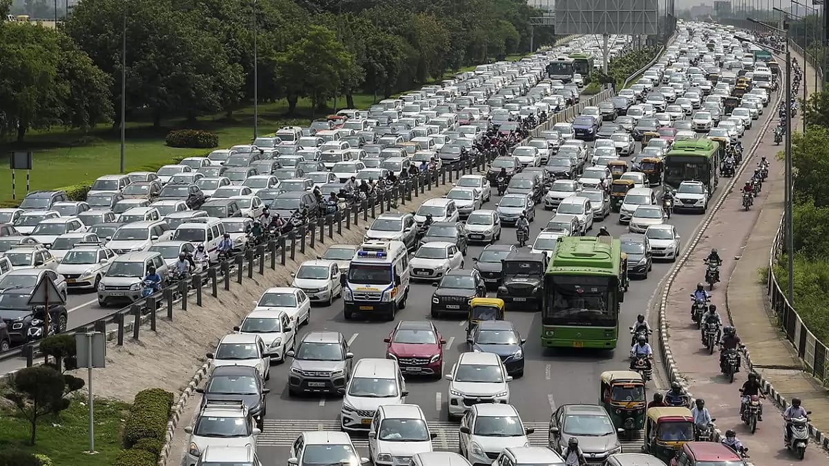 Container Truck Overturns Near Nizamuddin Bridge, Causes Huge Traffic Jam; No Casualties Reported