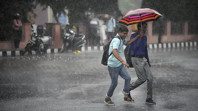 Morning Showers Drench Delhi, Lowers Min Temp