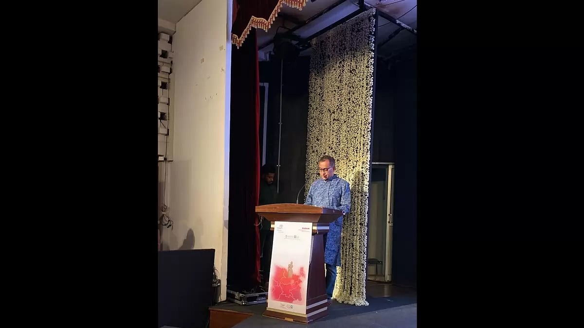 Satish Padmanabhan, Managing Editor of The Outlook Magazine gives a warm welcome to all the artists 