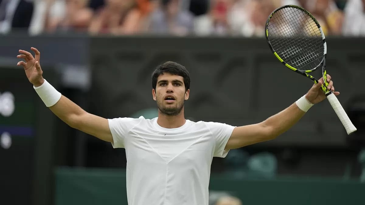 AP : Alcaraz celebrates his victory