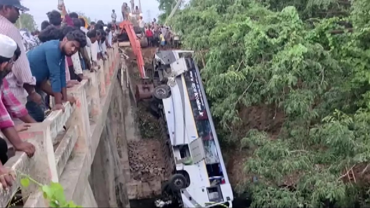 A bus accident occurred in Andhra Pradesh, killed 7.
