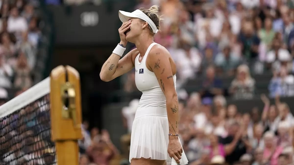 Vondrousova reacts after her quarterfinal win against Pegula on Tuesday.