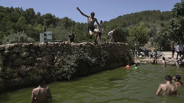 Severe Heat Wave Hits Israel, Prompting Heat Stroke Warnings And People Seeking Relief In Natural Springs